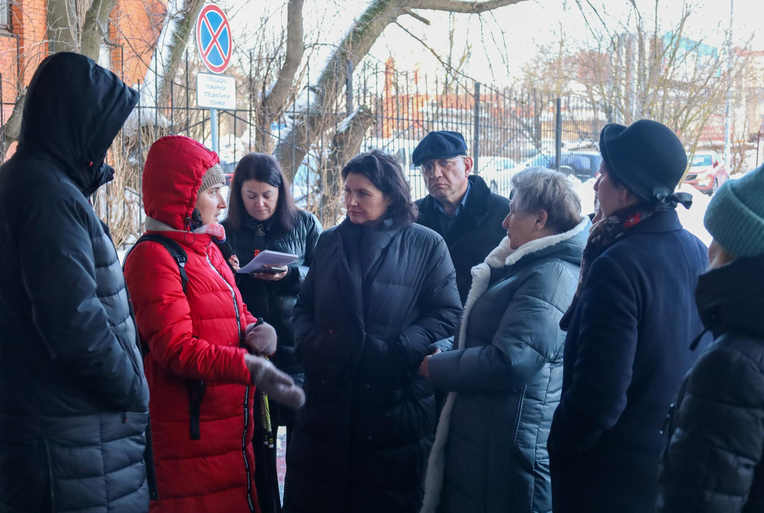 «Вопросов у жителей гораздо больше»: Анна Кротова провела обход дома 27 на Букинском шоссе в Лобне вместе с жильцами