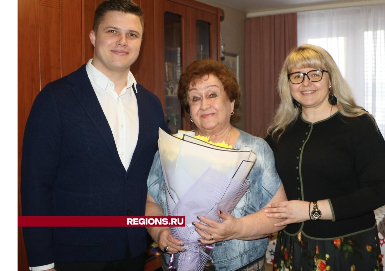 Учителя из Лотошино поздравили с юбилеем от имени губернатора Подмосковья