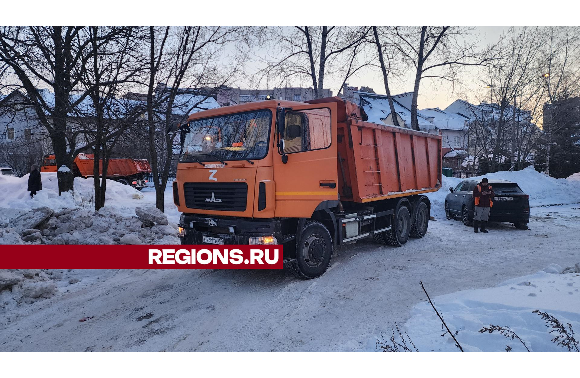 Коммунальщики в Ивантеевке с раннего утра чистят снег на Пионерской улице |  REGIONS.RU / Пушкино