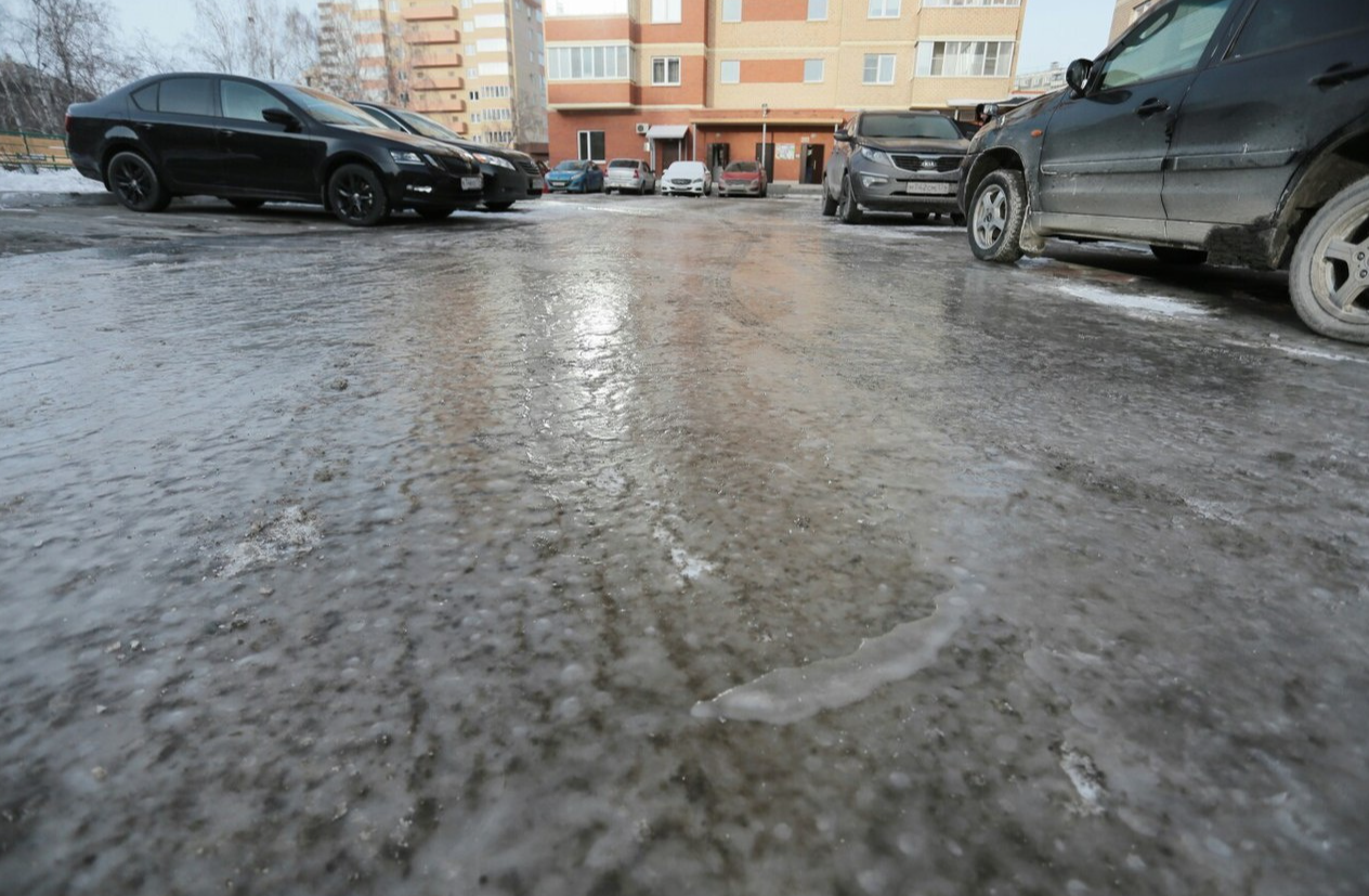 В Долгопрудном устраняют последствия ледяного дождя