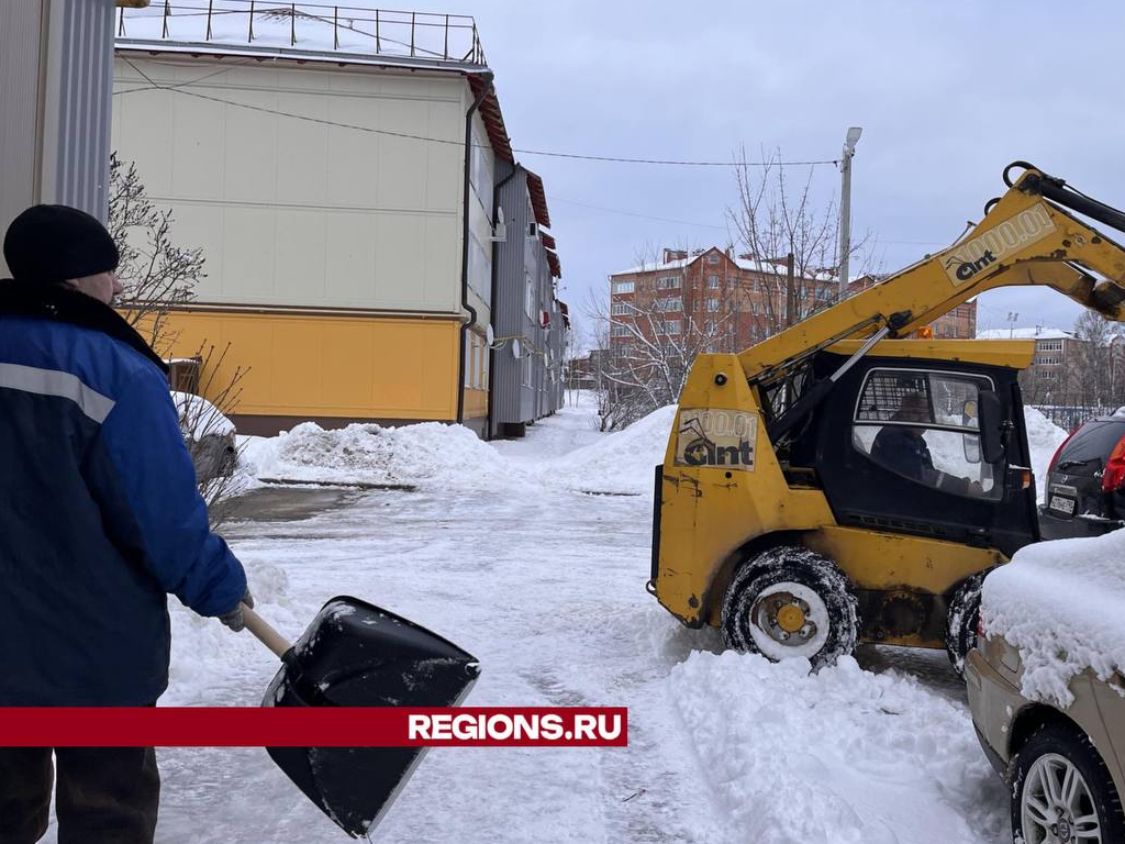 Коммунальщики Шаховской вышли на борьбу со снежной стихией | REGIONS.RU /  Шаховская