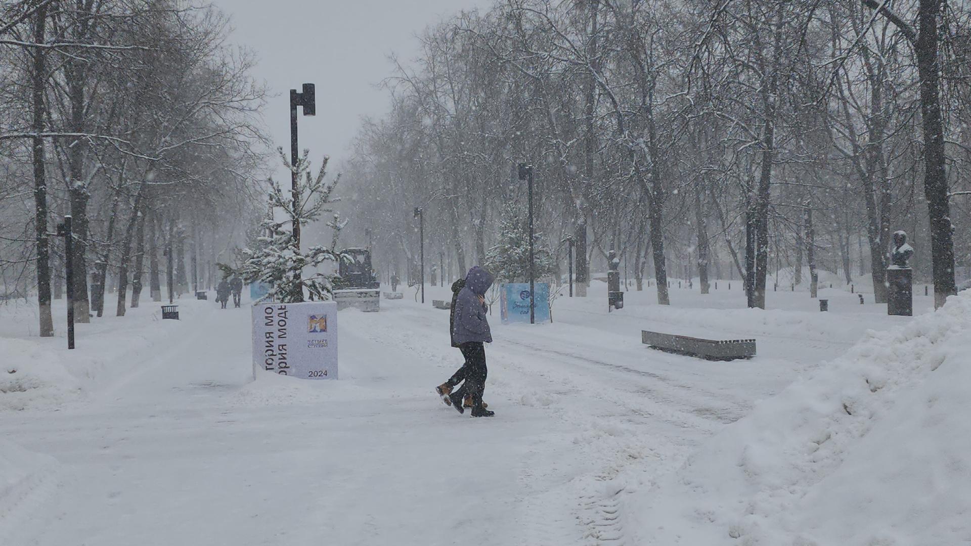 Десятки снегоуборочных машин и более сотни дворников зачищают город от остатков "Ольги"