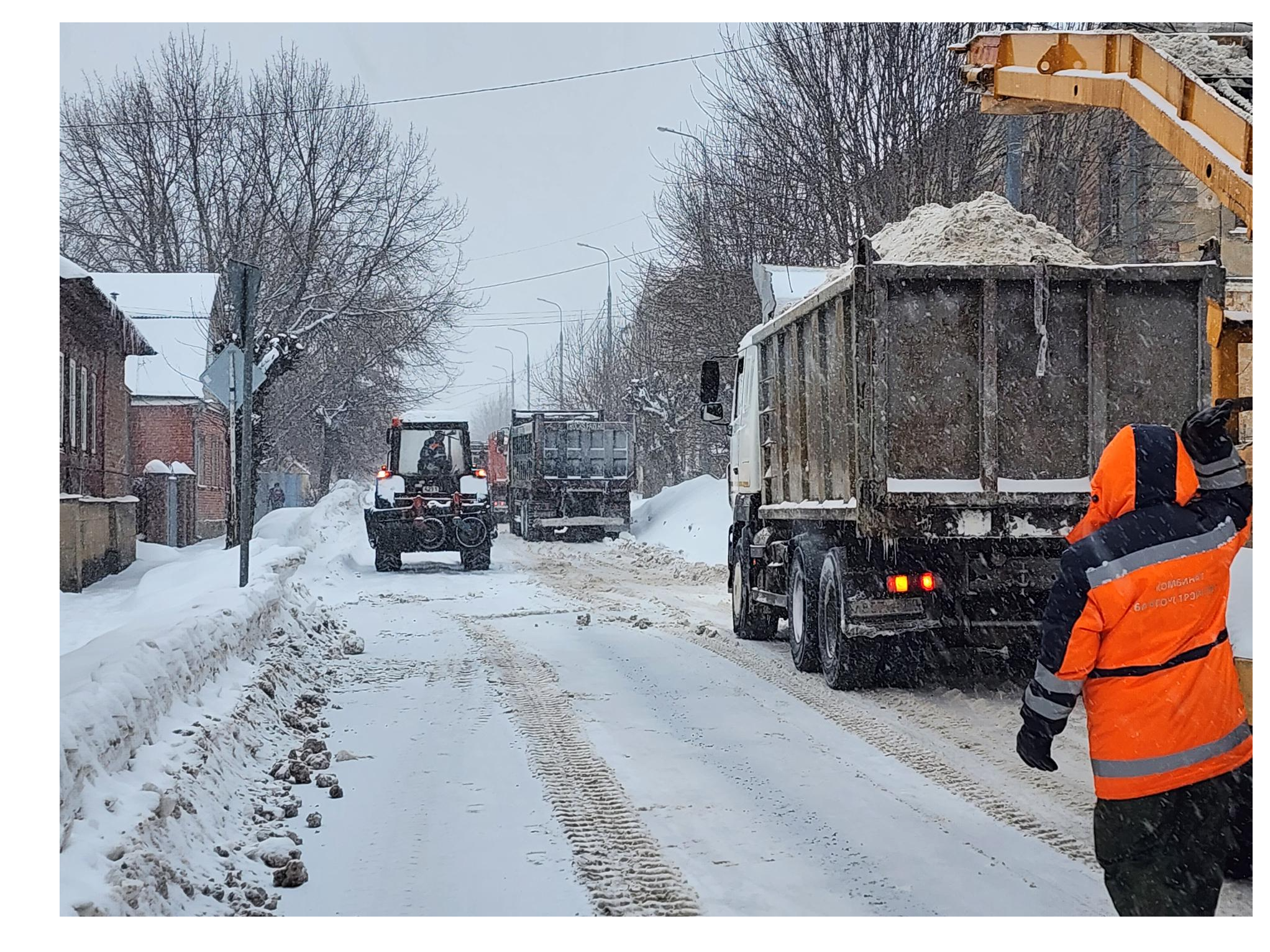В Серпухове коммунальные службы вывозят снег с улицы Пролетарской