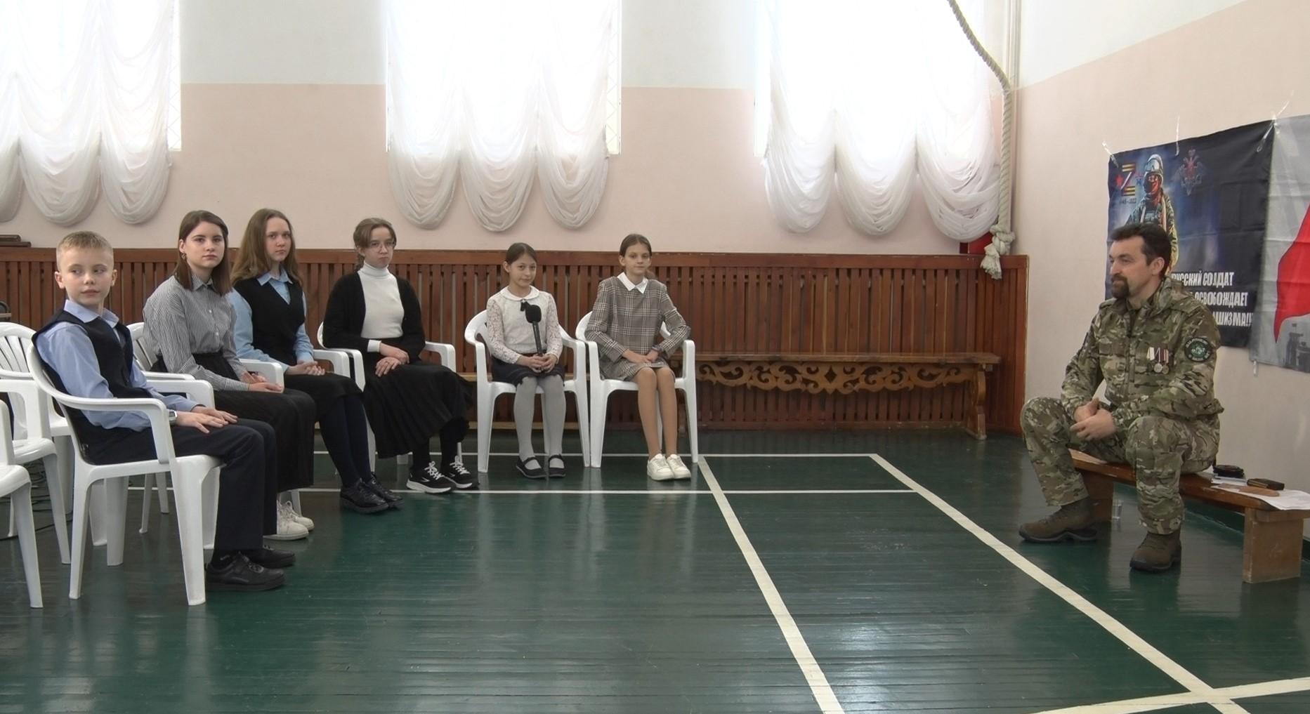 Артист ансамбля рассказал учащимся православной гимназии о концертах на фронте