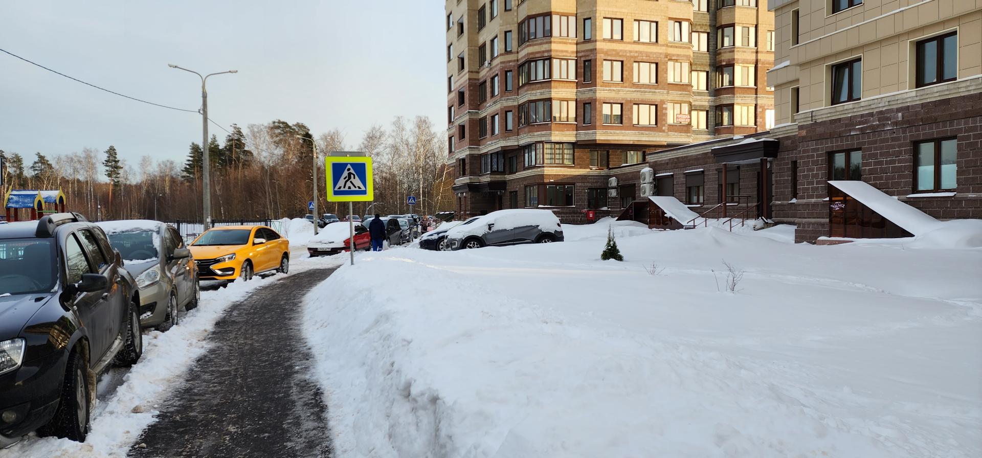 Во дворе дома на Северном шоссе установили знак, запрещающий парковку |  Раменское