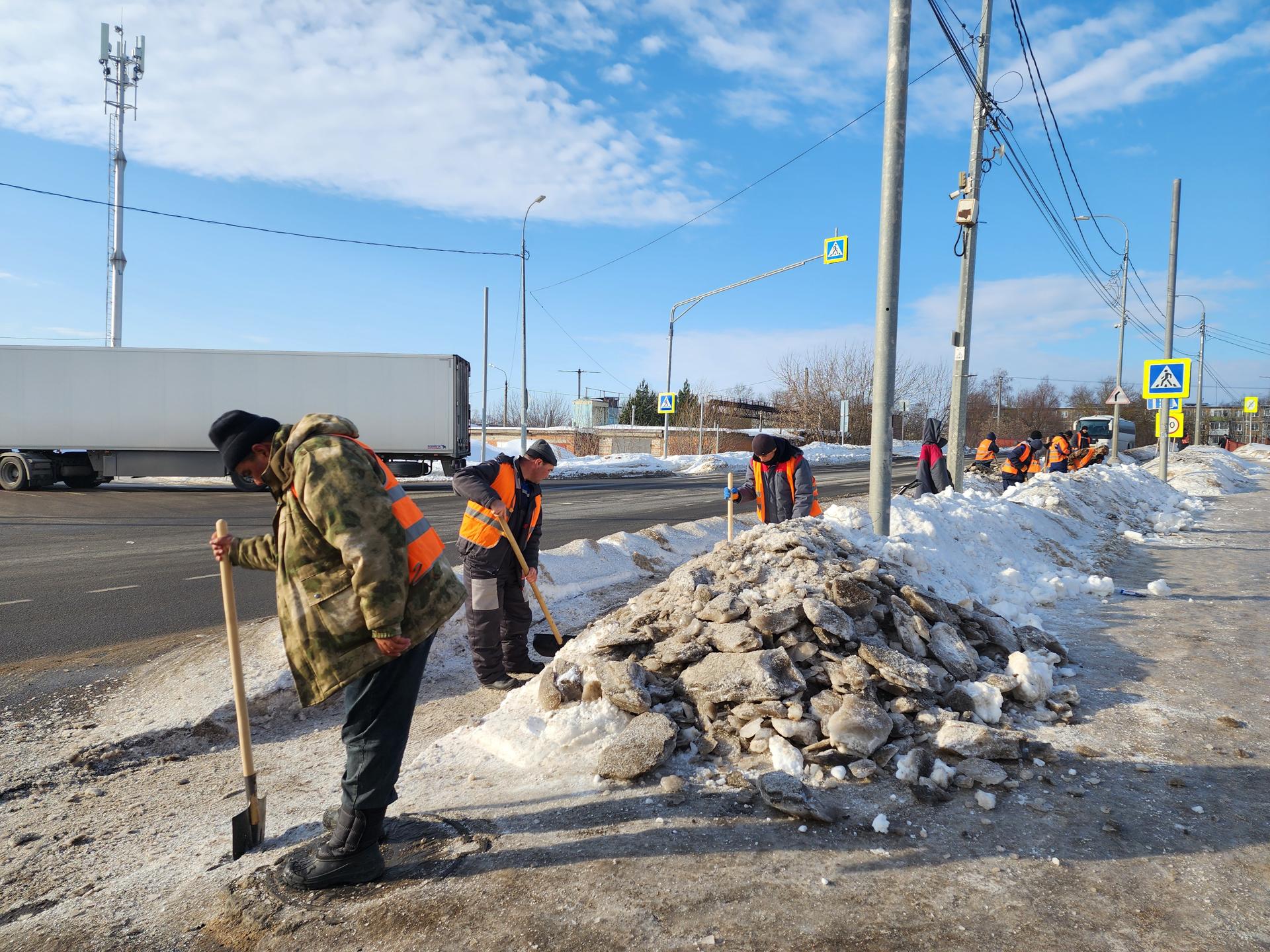 На улице Звёздной коммунальщики убирают лед с тротуаров