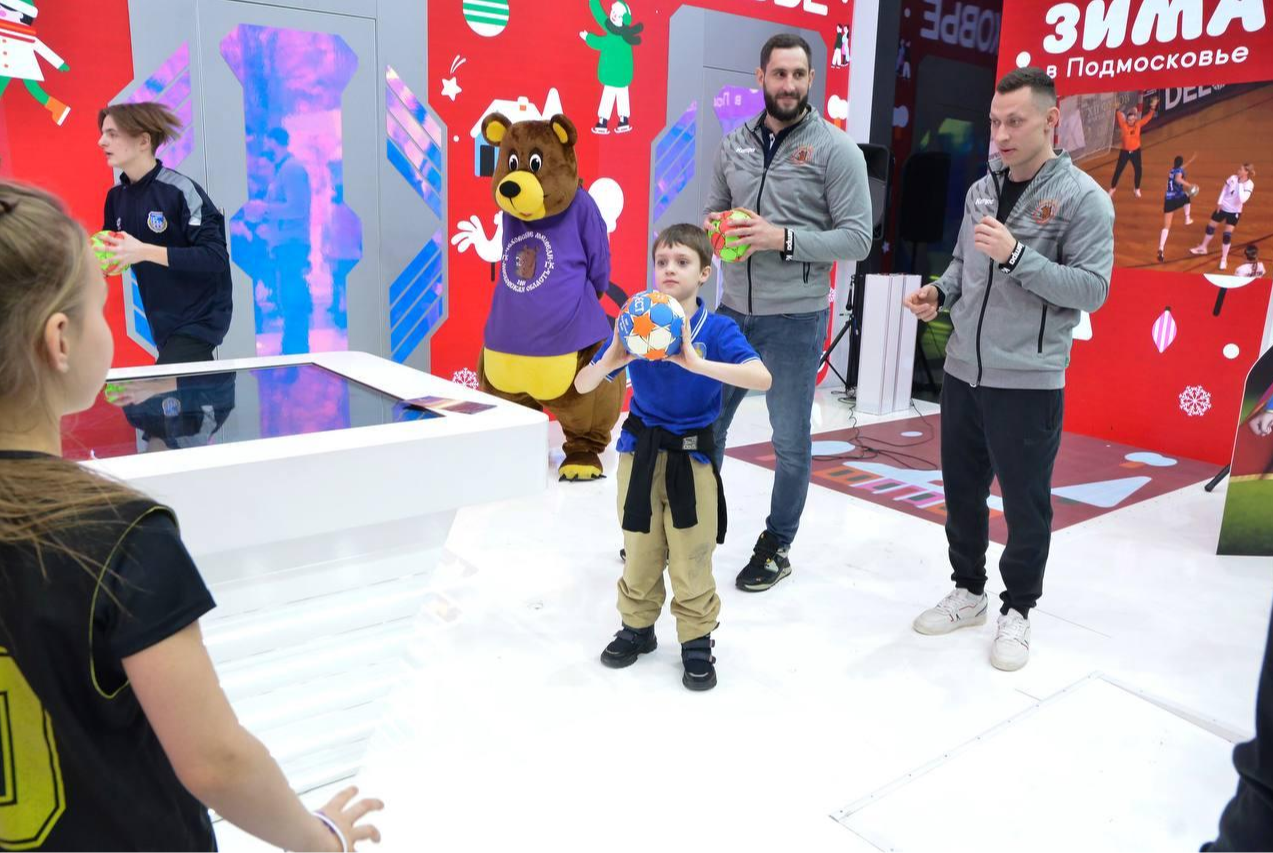 «Чеховские медведи» провели мастер-класс в День спорта на выставке «Россия»