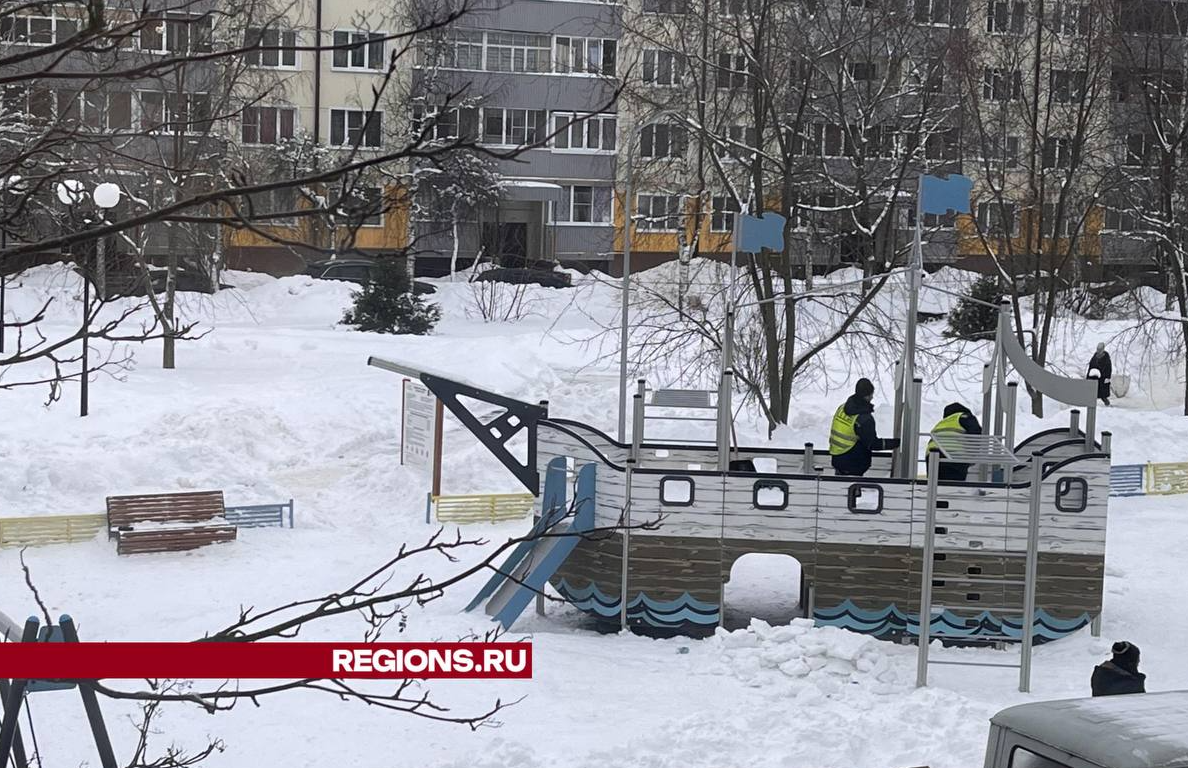 Детскую площадку на улице Шамонина очистили от снега коммунальщики в Шаховской