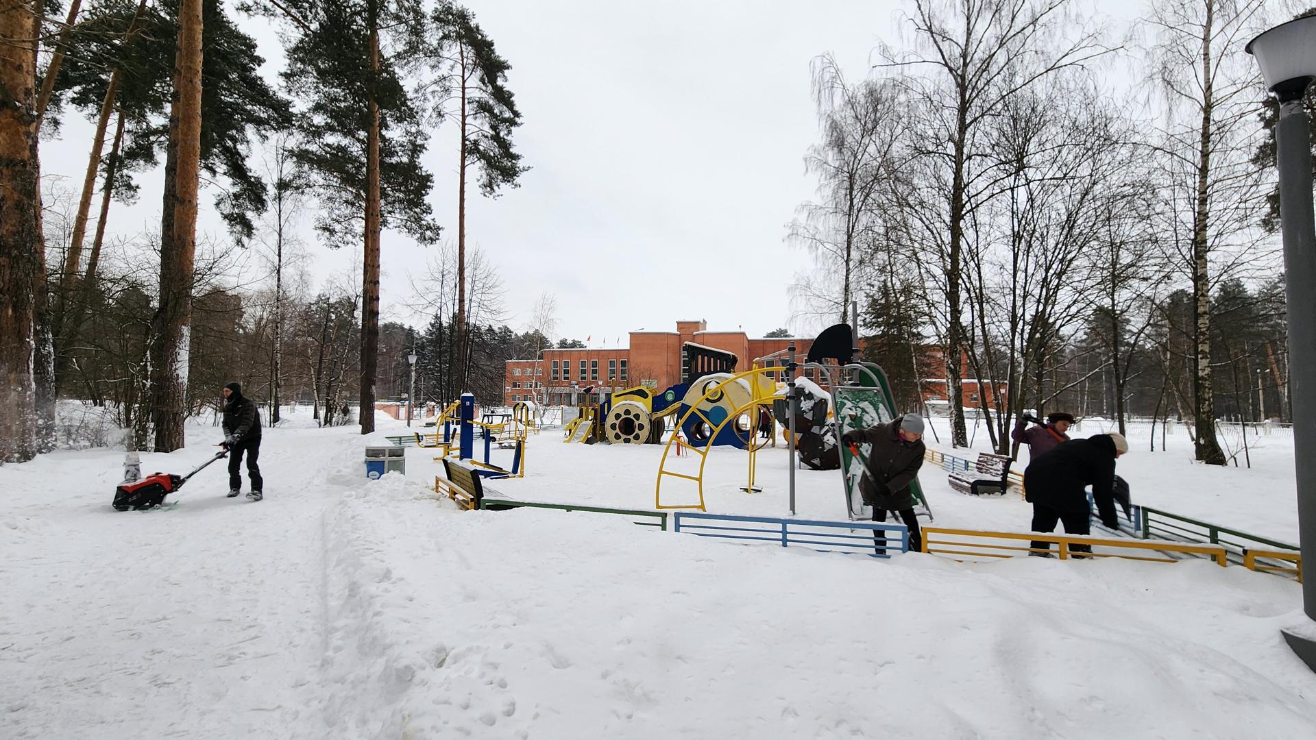 Детскую площадку «Трактор» у третьей школы в Протвино почистили от снега |  REGIONS.RU / Протвино