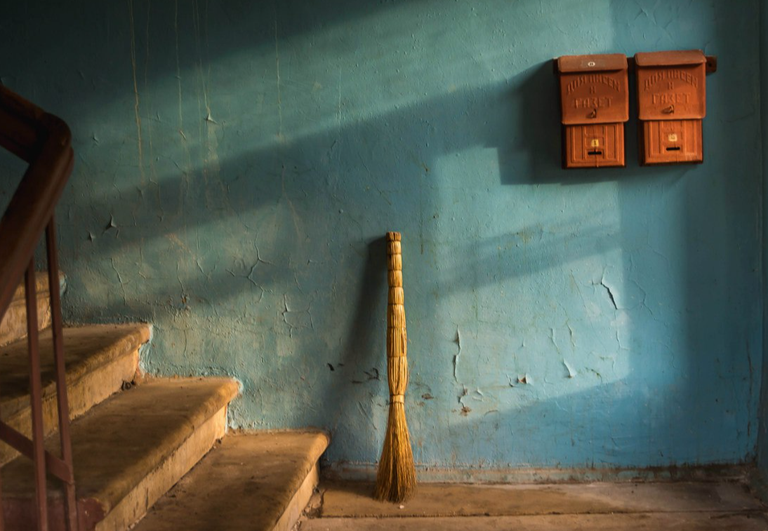 По заявкам жителей в Одинцове отремонтировали ступени в подъездах 14 домов