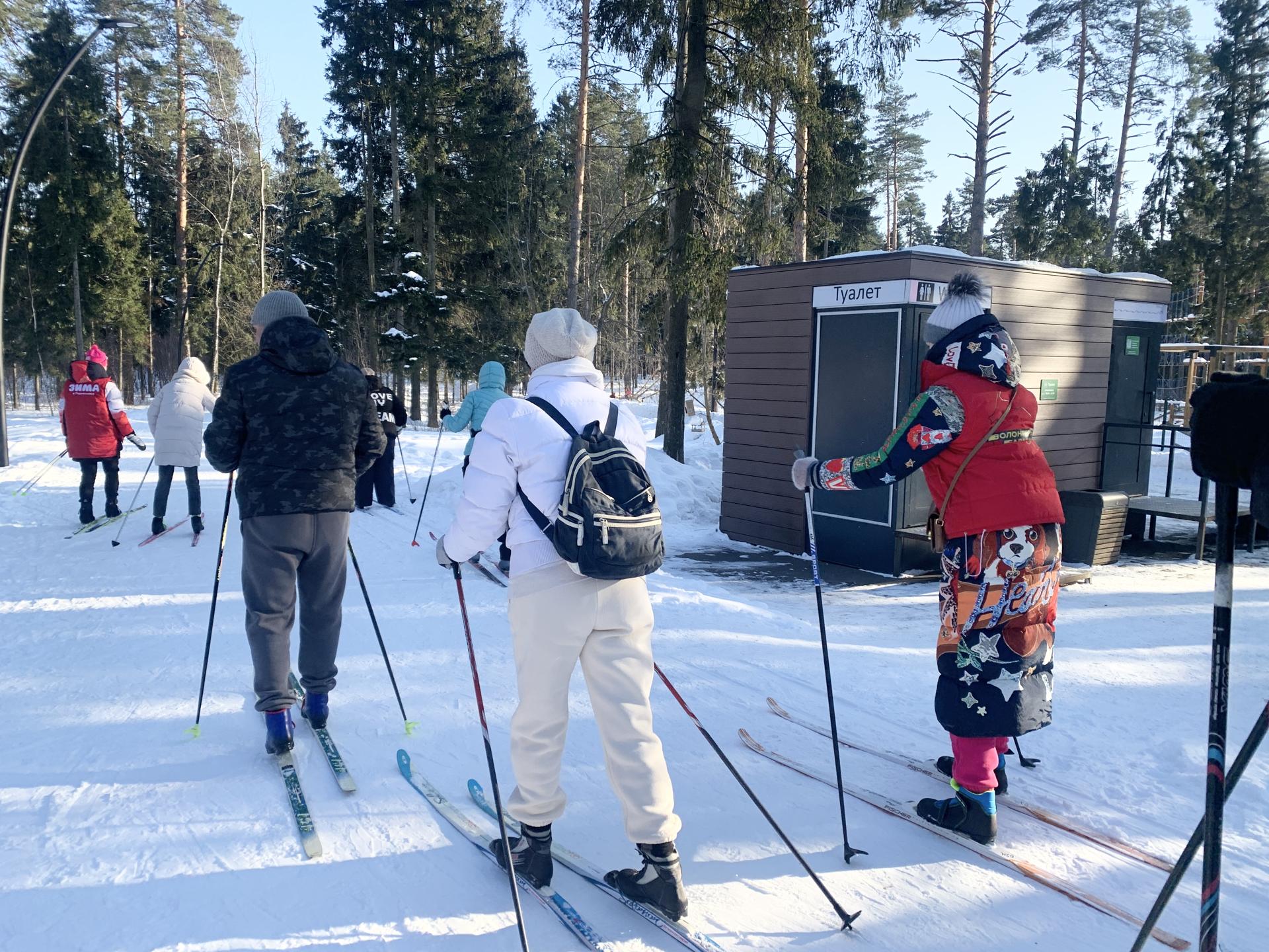 Именитая спортсменка провела мастер-класс по лыжам в Пестовском парке