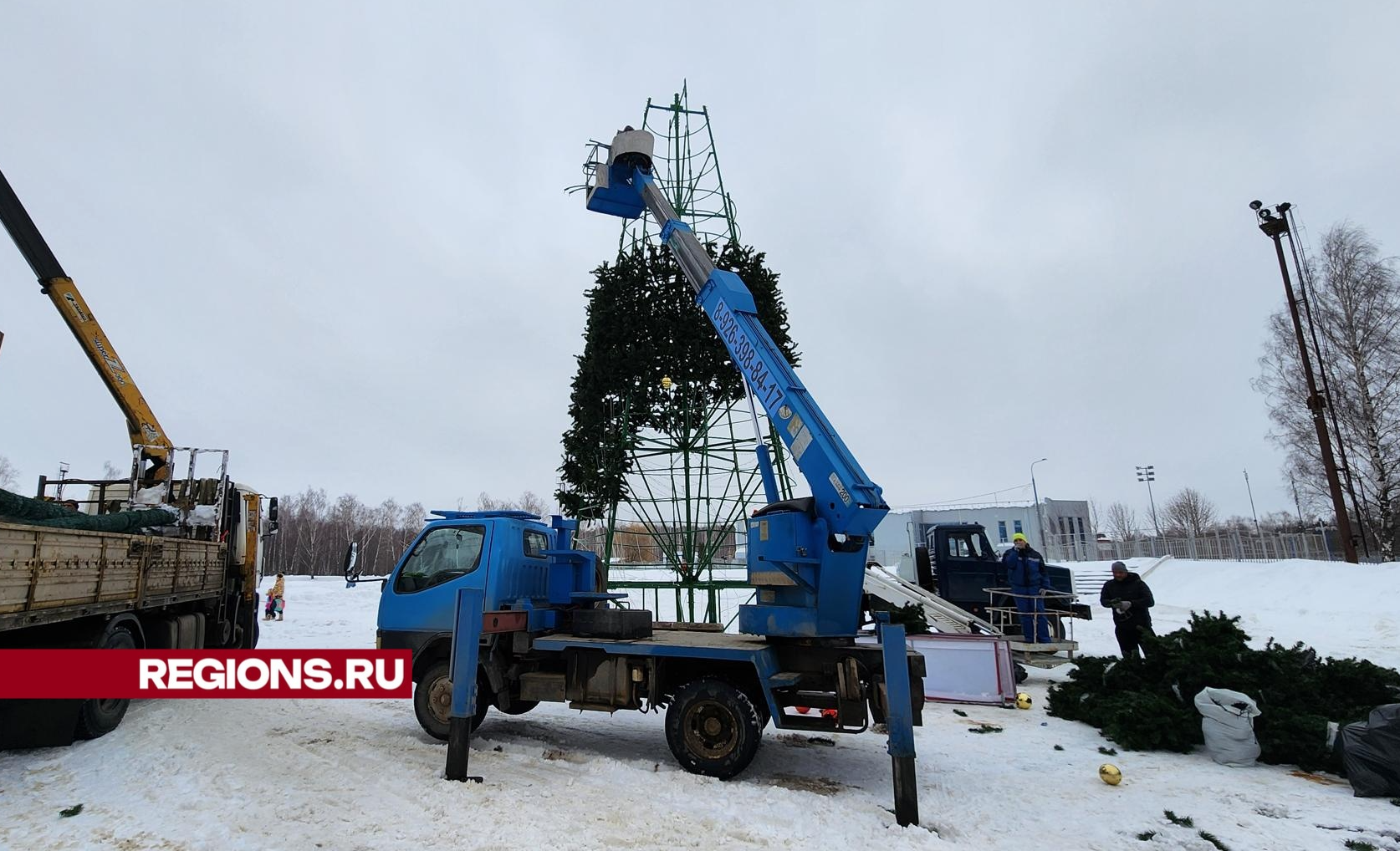 Новогоднюю елку разобрали на исходе зимы на стадионе «Энергетик»