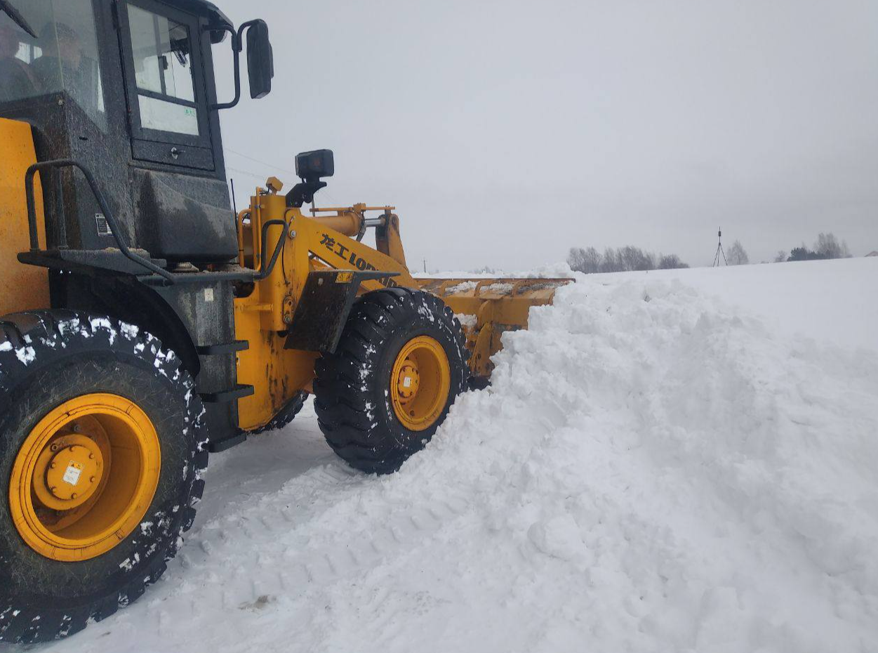 Власти округа требуют от подрядчика качественной очистки дорог от снега в деревнях