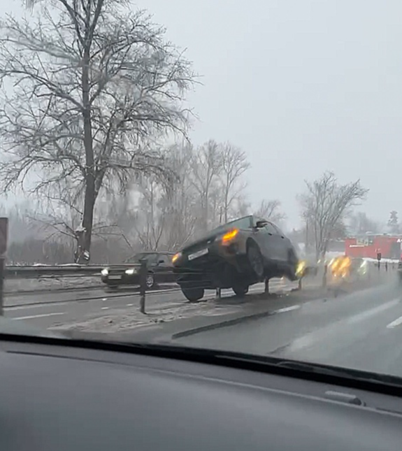 На Дмитровском шоссе внедорожник врезался в тросовый барьер