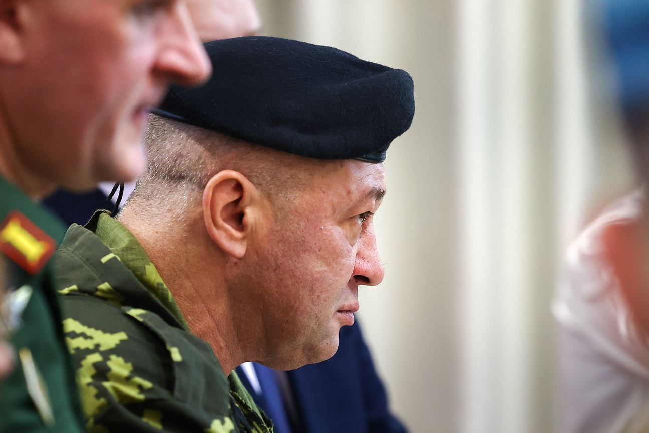 Путин поручил правительству проработать тему социальных гарантий для добровольцев