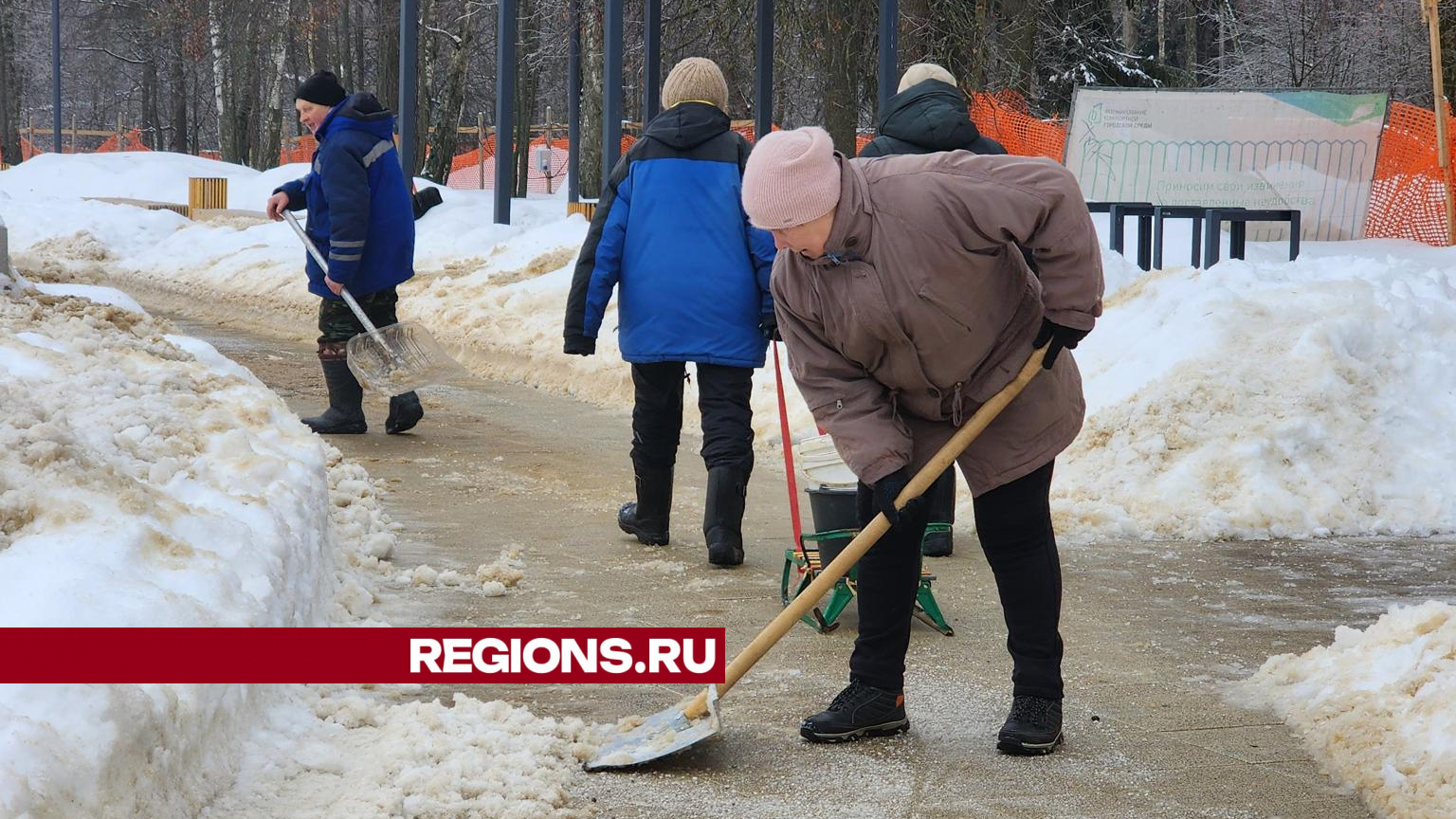 Дворники Протвино очищают пешеходную зону Лесного бульвара от снежной каши