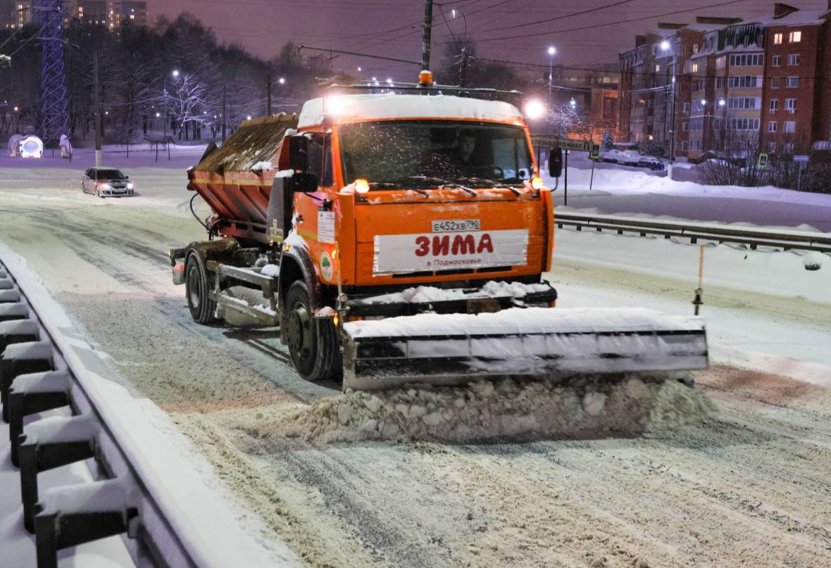 На борьбу с последствиями снегопада в округе вышли 82 человека и 70 единиц техники