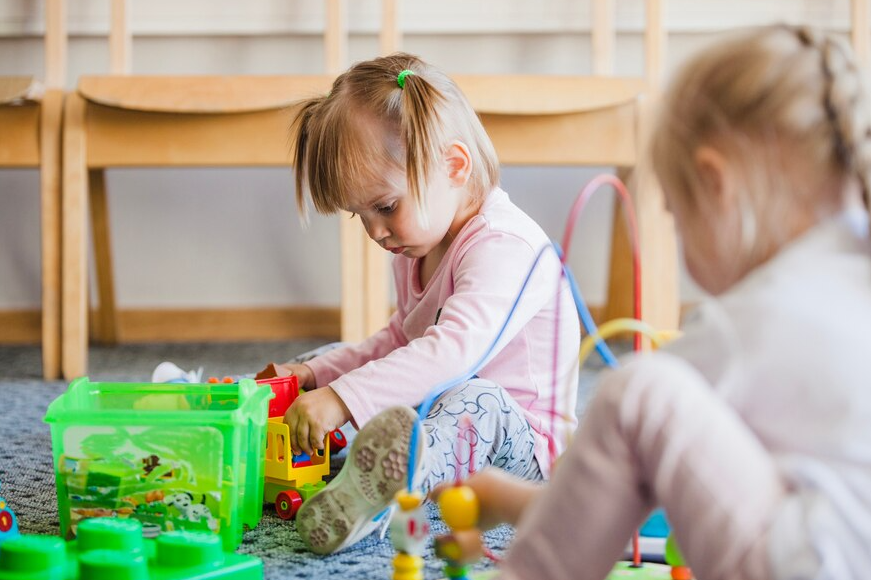 Специалисты выясняют причины появления едкого запаха на территории детского сада "Матрешка"