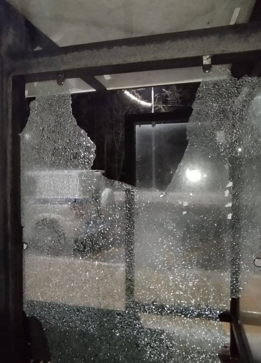 В Талдоме задержан вандал, который разбил стену остановочного павильона
