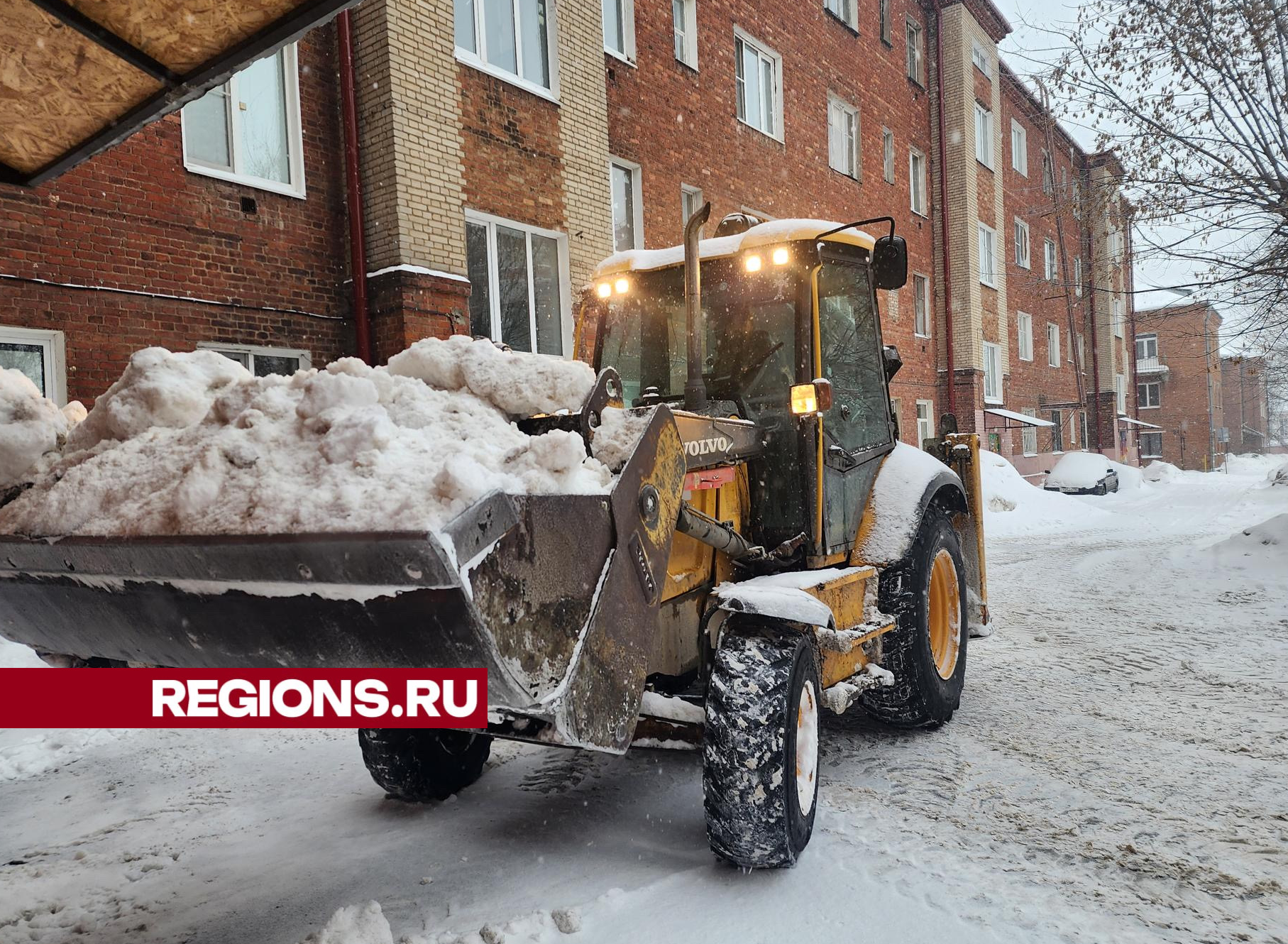 Около трехсот дворников расчищают дворовые и общественные территории |  REGIONS.RU / Павловский Посад