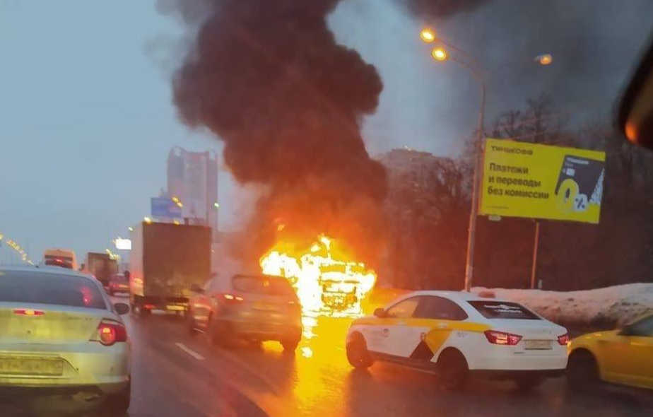 Видновский автобус №379 сгорел на Варшавском шоссе, пассажиры успели эвакуироваться