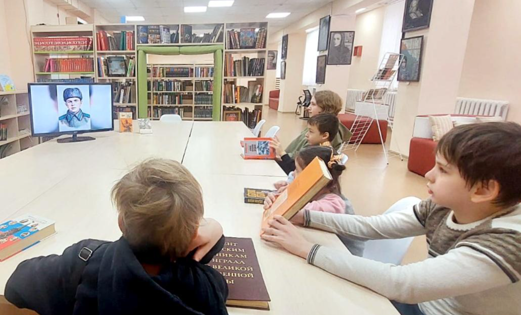 Воспитанники семейного центра из Пушкино узнали о подвиге Александра Матросова в Правдинской библиотеке