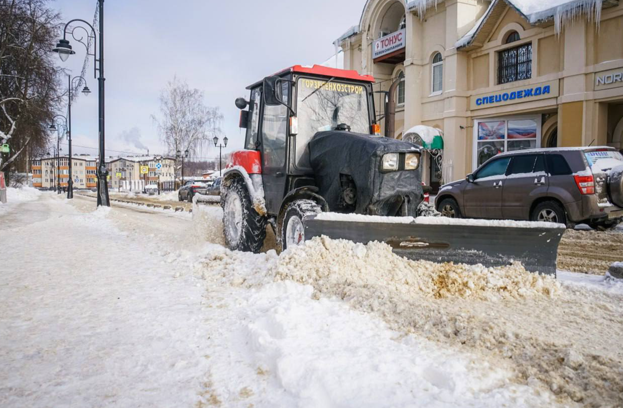 Коммунальщики приступили к расчистке от снега более тридцати дворов Сергиево-Посадского округа