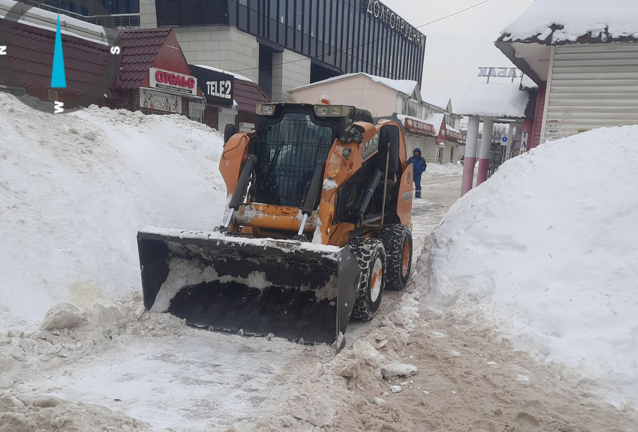 Дорожные службы округа ликвидируют наледь и снег на дорогах