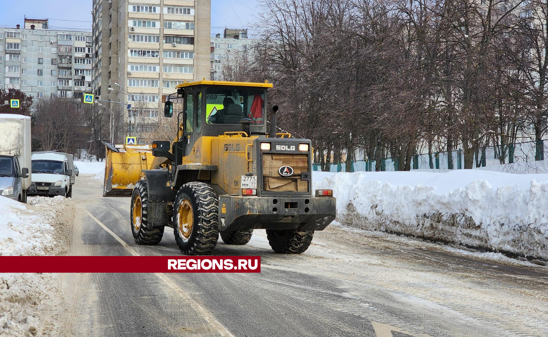 Рабочие вывезли с Томилинской четыре грузовика снега