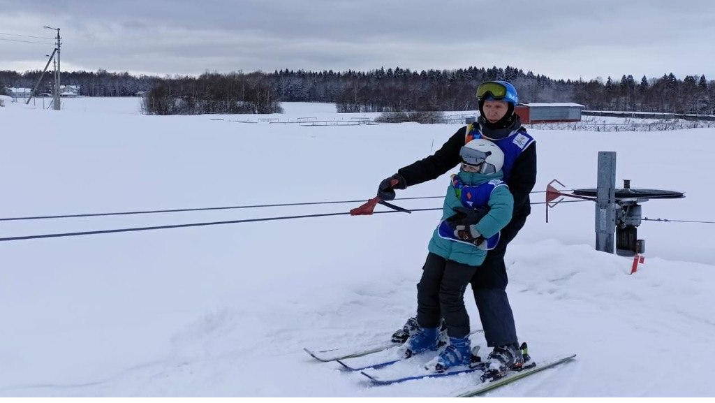 Особенные дети и активные долголеты из Дубны освоили горные лыжи под руководством опытного инструктора