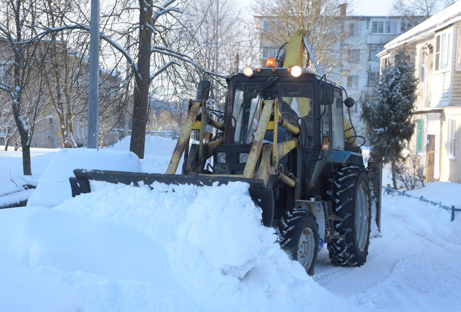 Снег с улиц Наро-Фоминска убирают более 80 единиц дорожной техники и двухсот рабочих