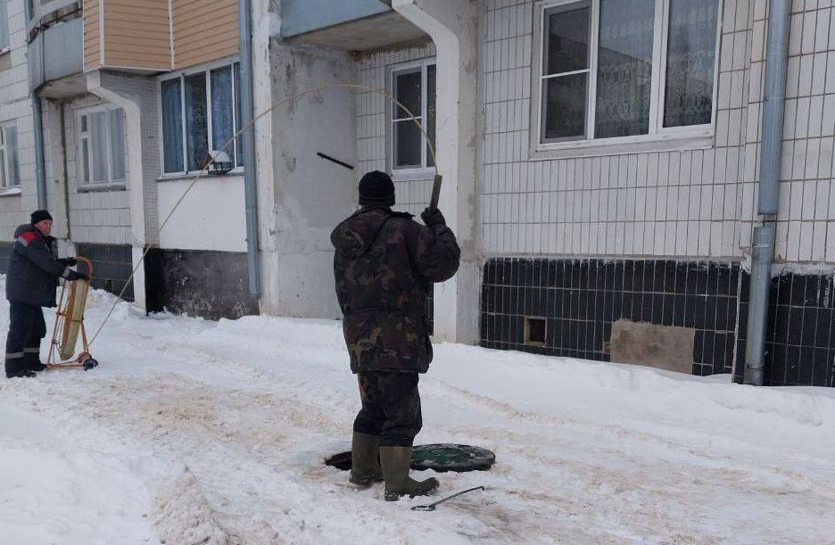 Специалисты ЖКХ очистили пять канализационных колодцев в Волоколамске