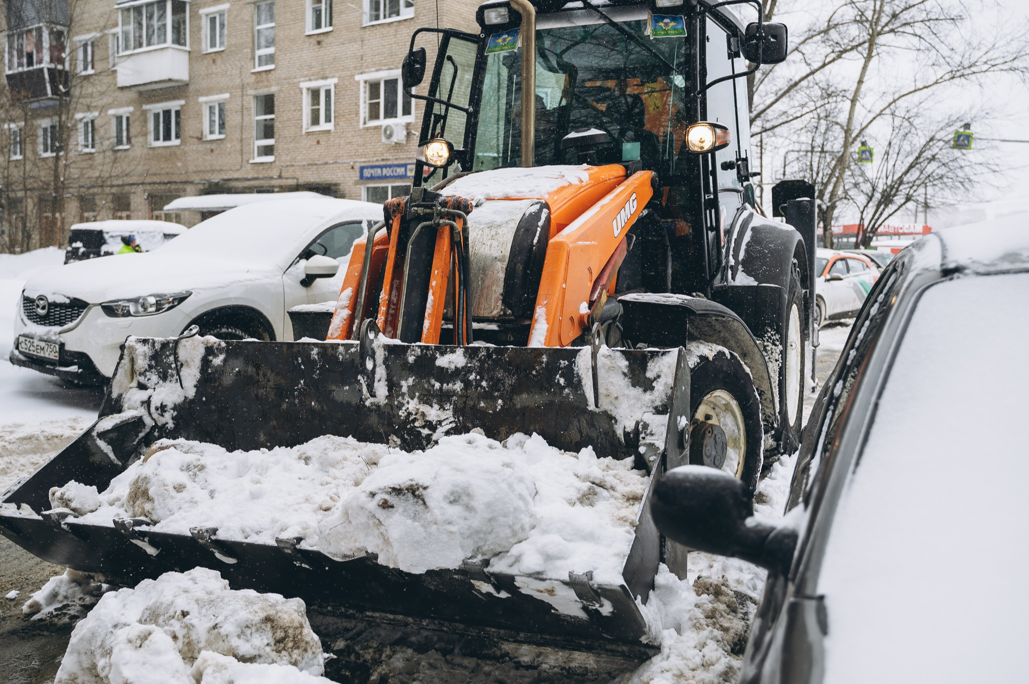 Почти 145 единиц техники ликвидируют последствия снегопада в округе