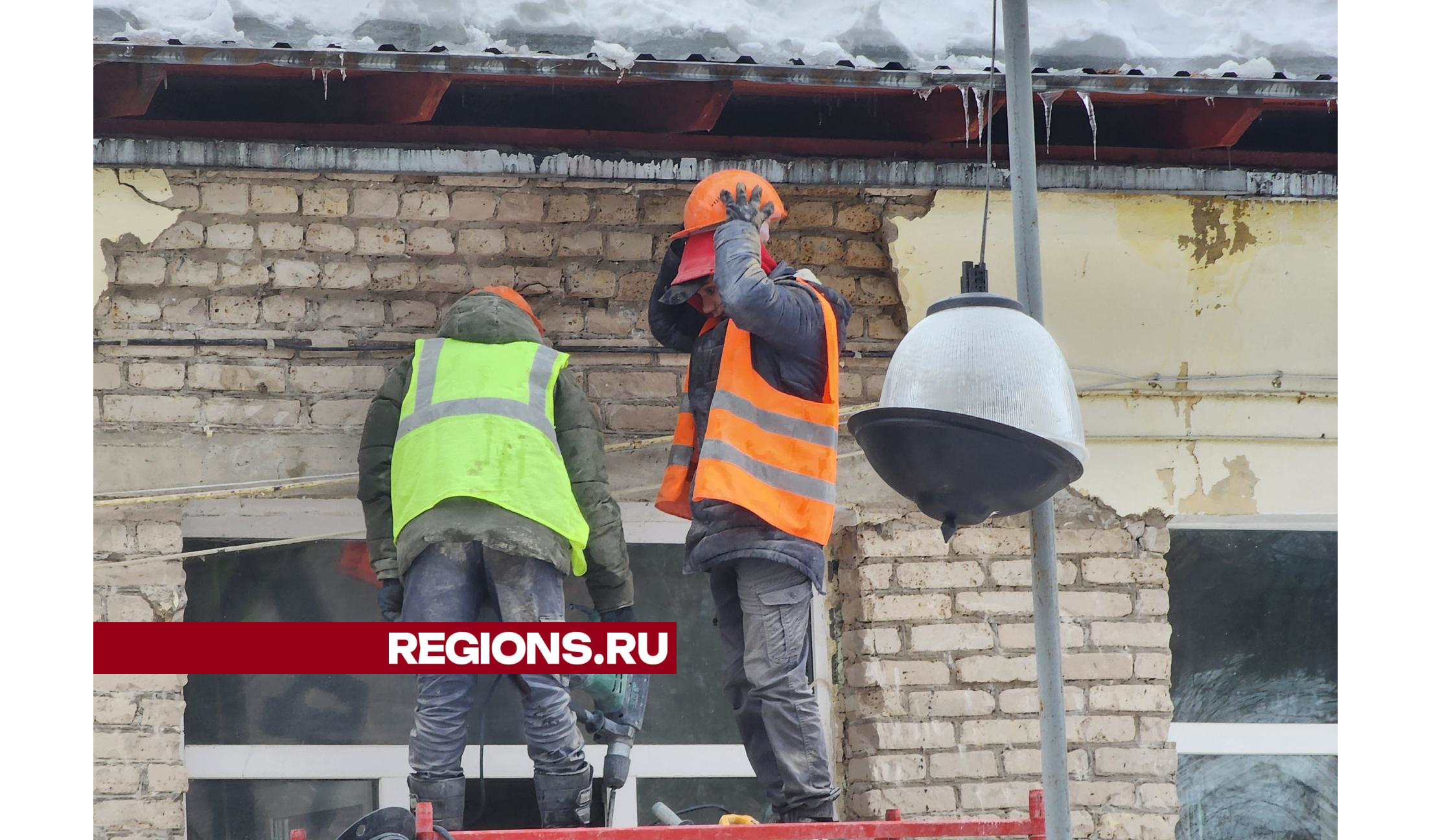 В старейшей школе Дубны рабочие проводят демонтаж фасада и готовятся к ремонту пола