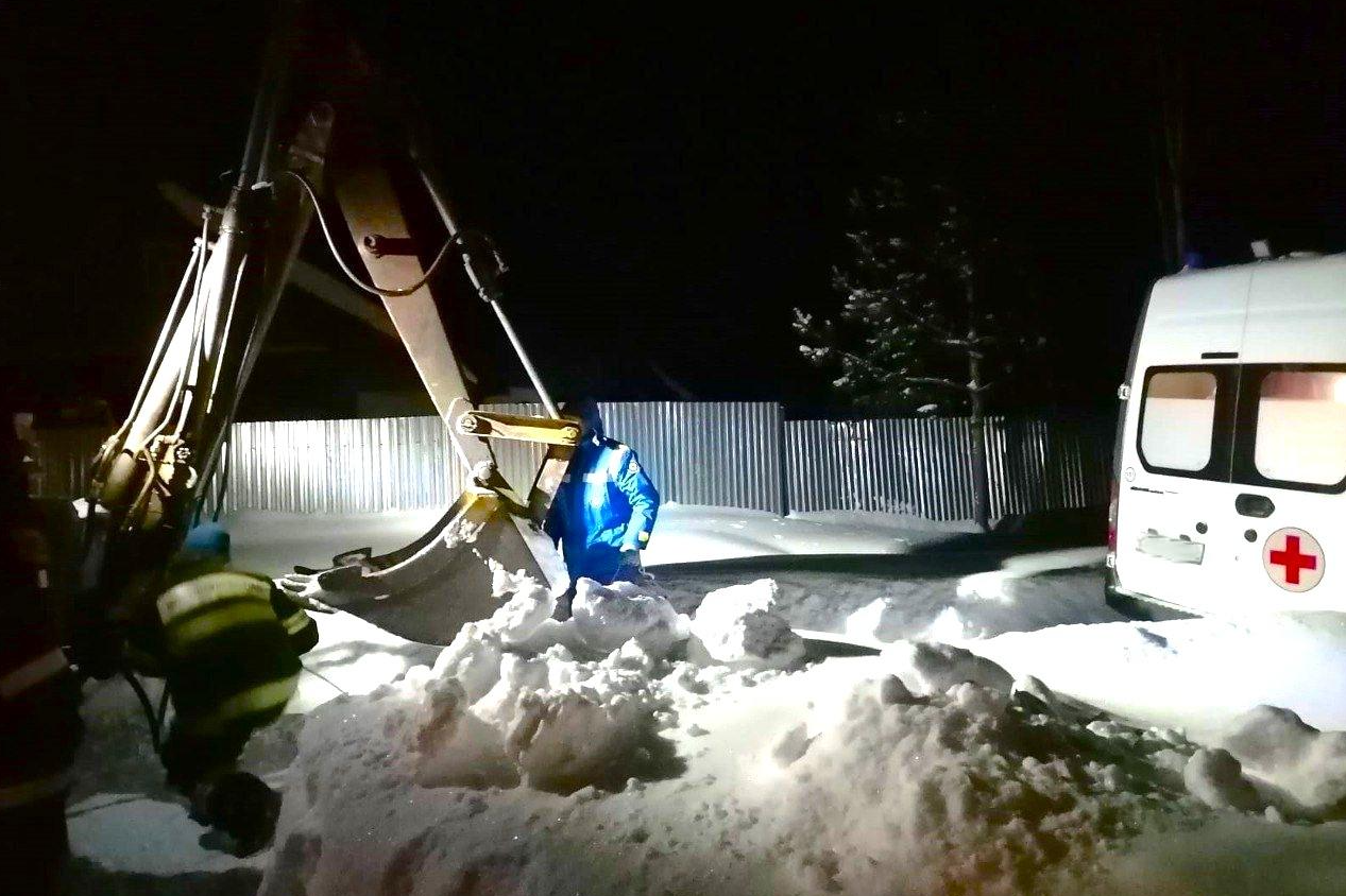 В Шатуре спасатели вытащили автомобиль скорой помощи, застрявший в снегу