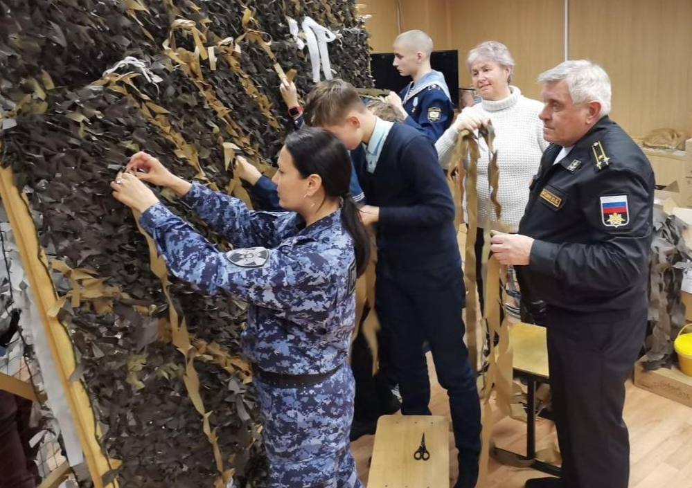 Росгвардейцы сплели маскировочную сеть вместе с воспитанниками подшефного клуба