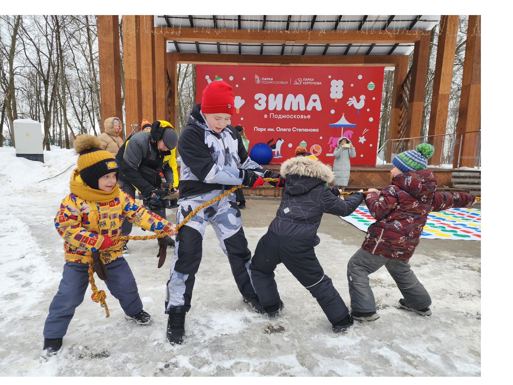 Твистер и большой боулинг провели в День Защитника Отечества в парке Олега Степанова
