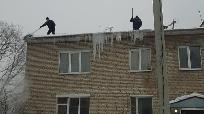 Коммунальщики Истры очистили 377 крыш жилых домов от сосулек
