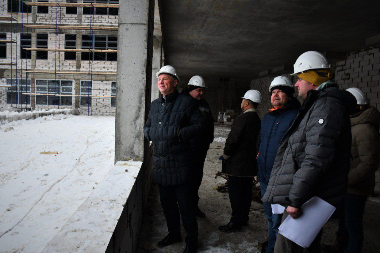 Глава Жуковского тщательно следит за строительством новой школы