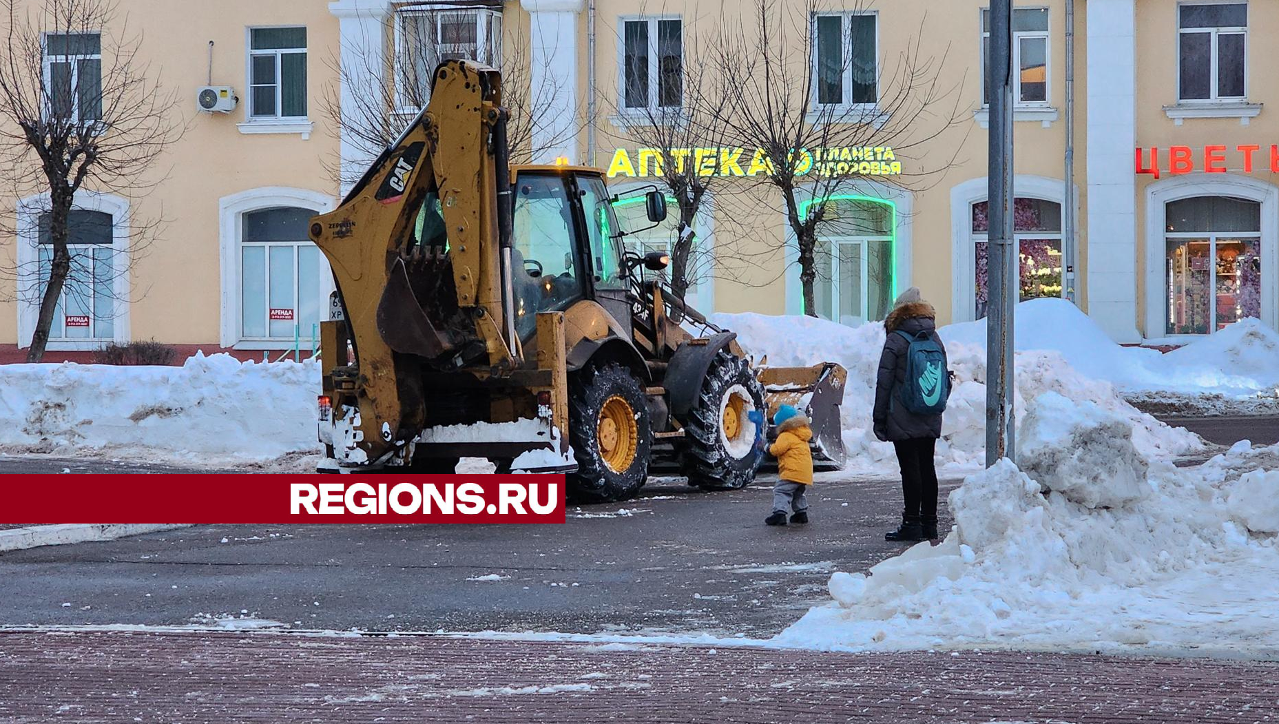 В Климовске расчистили снег у Дома культуры «Машиностроитель»