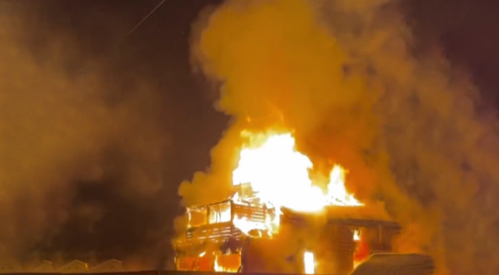 Огонь уничтожил дачный дом в поселке под Красноармейском ночью в воскресенье