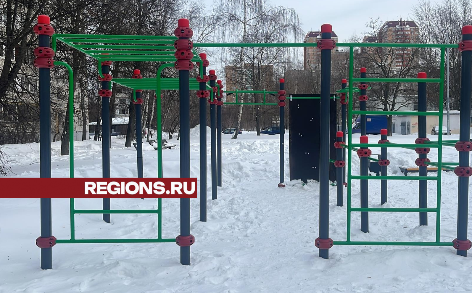 Воркаут-комплекс и стол для пинг-понга: на шоссе Энтузиастов, 72 обновили детскую площадку