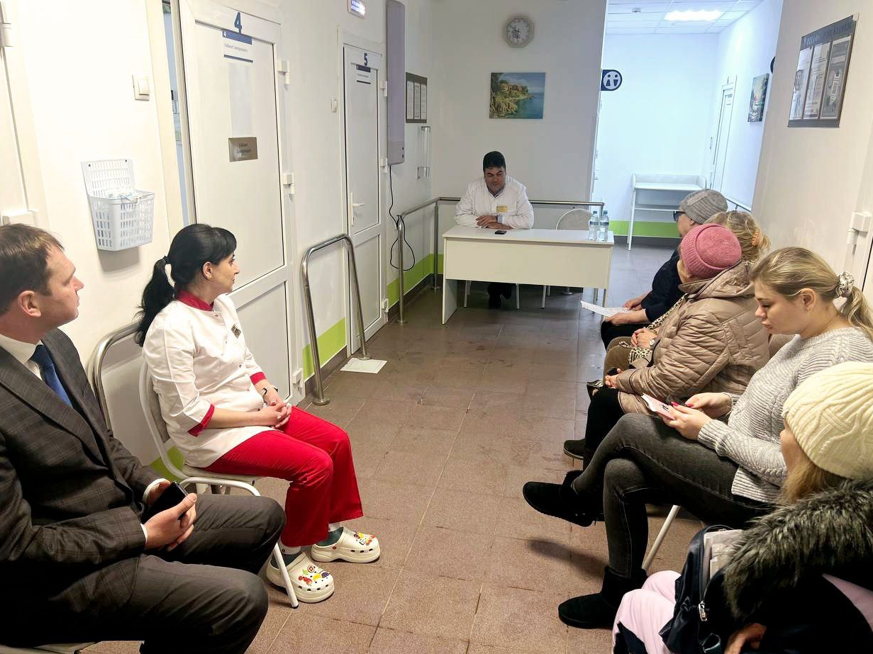 Жители Игумново благодарят за отремонтированную амбулаторию и обсуждают вопросы здравоохранения с главным врачом