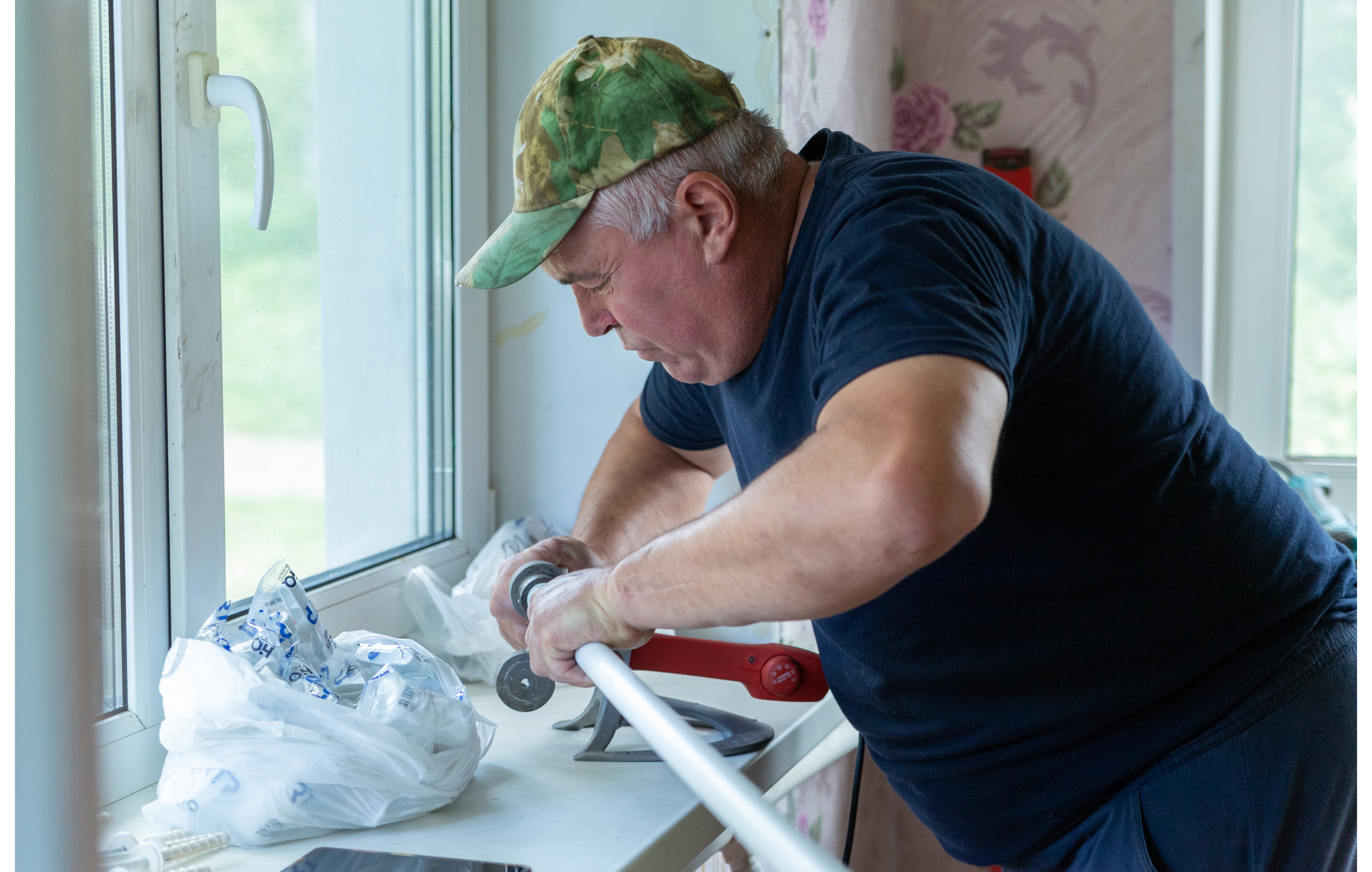 Специалисты по ремонту безвозмездно помогают подопечным социального центра