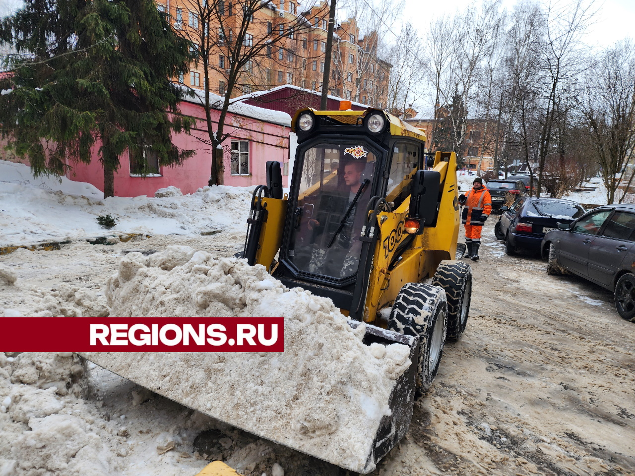Более 50 дворов в день очищают от снега и льда коммунальщики Звенигорода