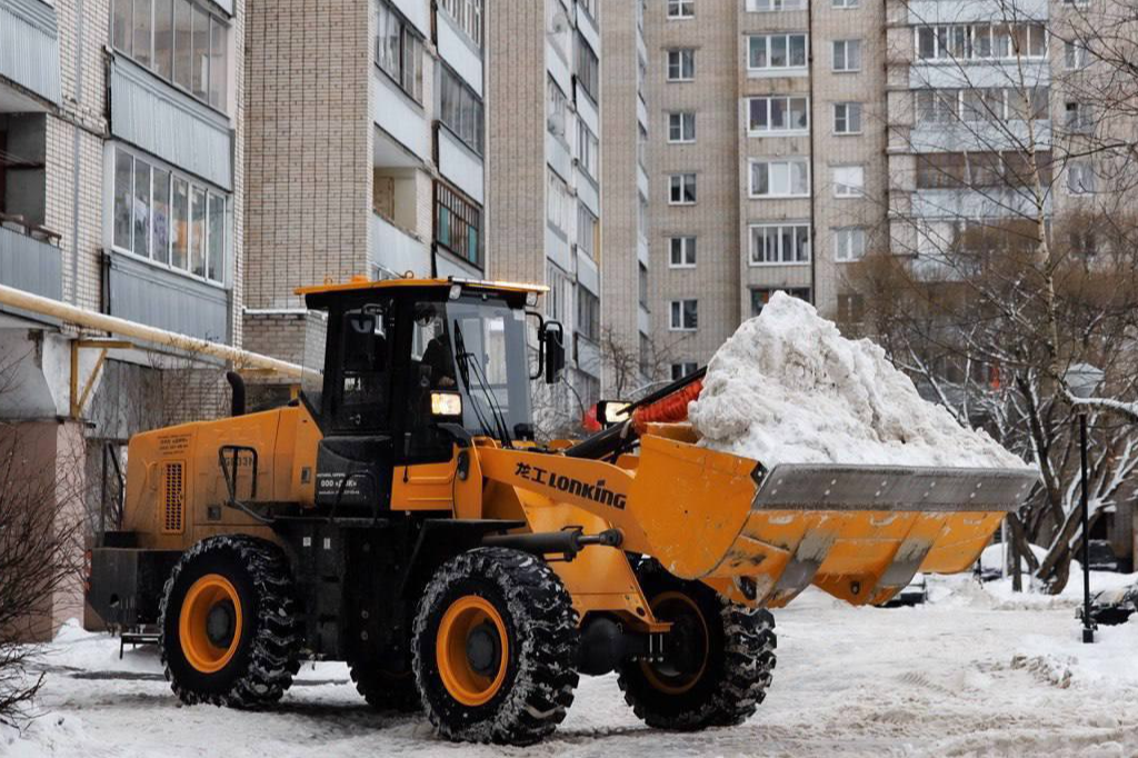 Двор дома на Тверской улице расчистили от снега после вмешательства администрации