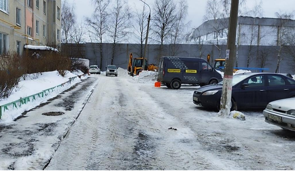 Уборка снега во дворах и на парковка продолжается в Бронницах