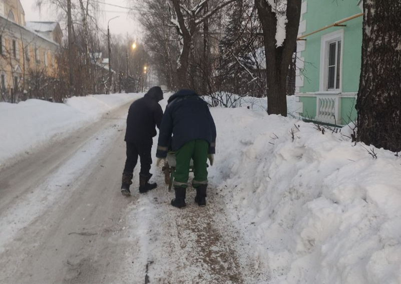 Во дворах и на дорогах активно убирают снег и очищают урны