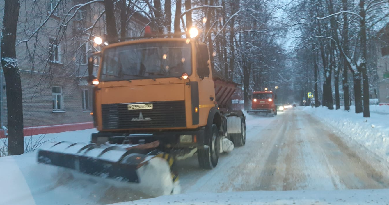 Коммунальщики очищают основные дороги и подходы к подъездам после снегопада