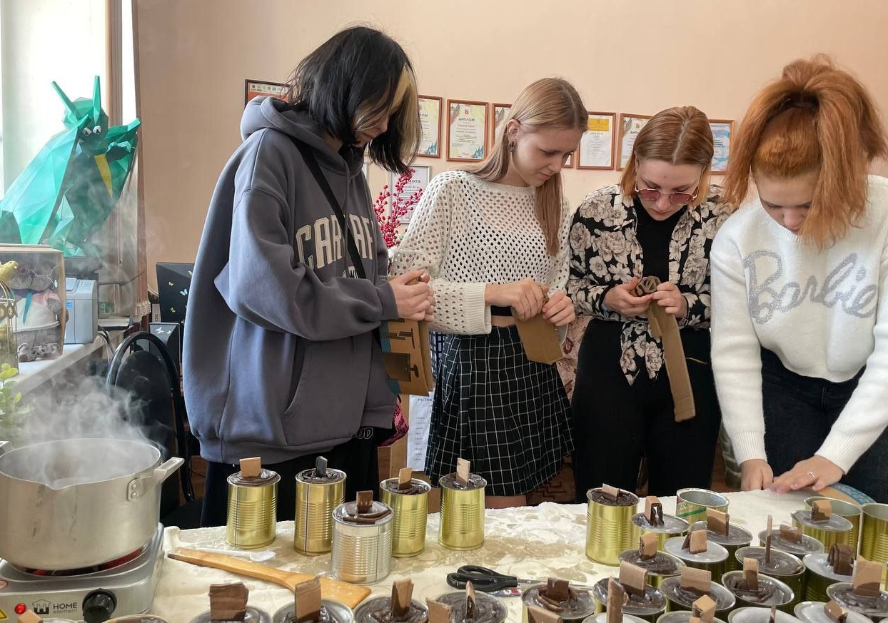 Студенты Егорьевского техникума изготавливают окопные свечи